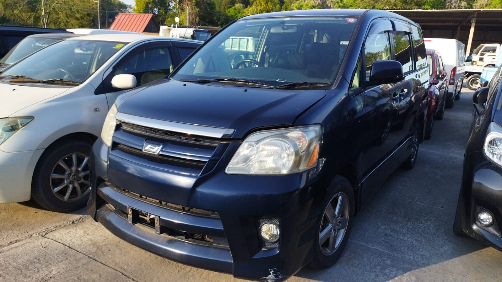 TOYOTA NOAH